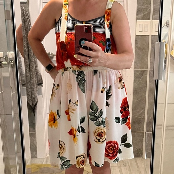 Meli + Eve high rise shorts with adjustable suspenders straps - Picture 4 of 11